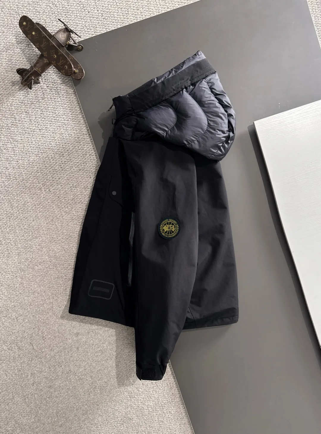 Two-day delivery time P960 Big Goose 🔥🔥 High-end customization 2025 winter official website's latest popular down jacket. Original custom-made hardware accessories for customers, all imported and original customization. Welcome to compare at the counter. Absolutely high quality. Use top-grade 90 white goose down. Super soft. Filled with fluffy and full feathers. Super heavy work. Fabric workmanship is excellent. The version is super perfect. Note⚠The fabric is super comfortable. Exclusive model. High-end quality. A must-have warm and protective artifact in winter. Size: M-3XL